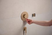Шланговое подсоединение Hansgrohe FixFit Fine S, с клапаном обратного тока, шлифованная бронза 28882140
