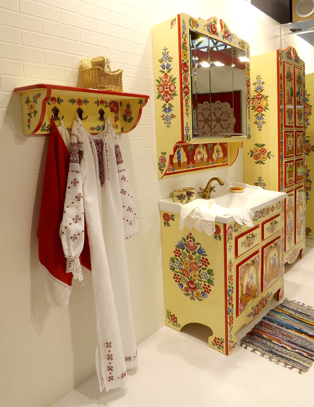Комплект мебели и санкерамики для ванной комнаты, украшенный росписью в стиле Городецких мотивов, представленный на выставке MosBuild 2017 в Москве