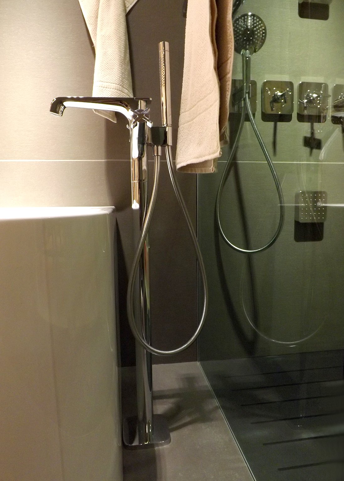 Модные тренды сантехники и аксессуаров для ванной 2016: напольный смеситель на экспозиции от AXOR (Hansgrohe) во время выставки MosBuild