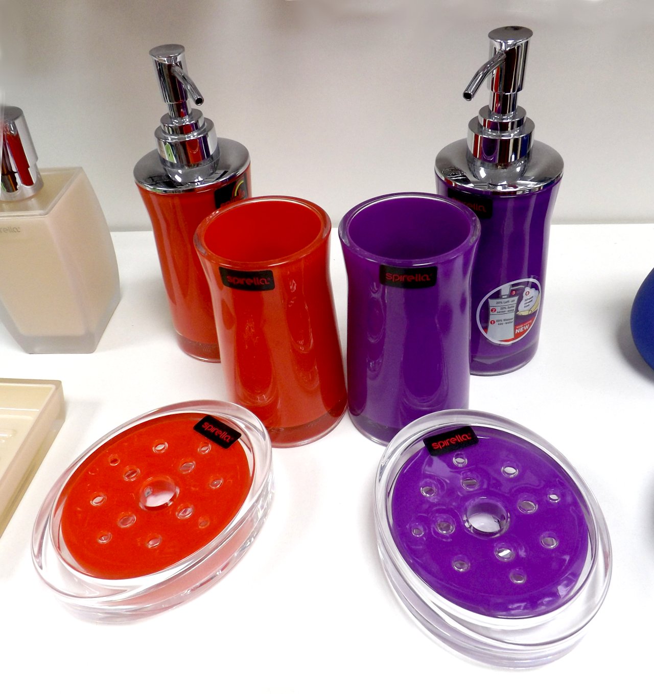Аксессуары швейцарской фирмы Spirella из ассортимента 2015 года: дозаторы для мыла, мыльницы и стаканы для щёток