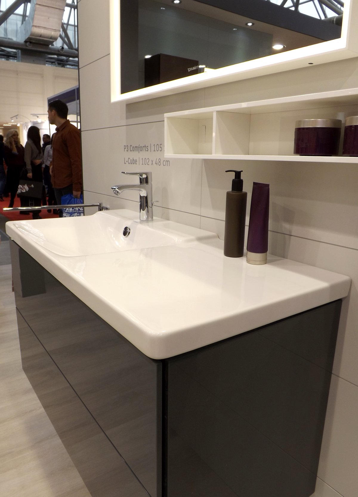 Мебель для ванной и зеркало L-Cube с раковиной P3 Comforts от Duravit на выставке МосБилд 2015. Вид А
