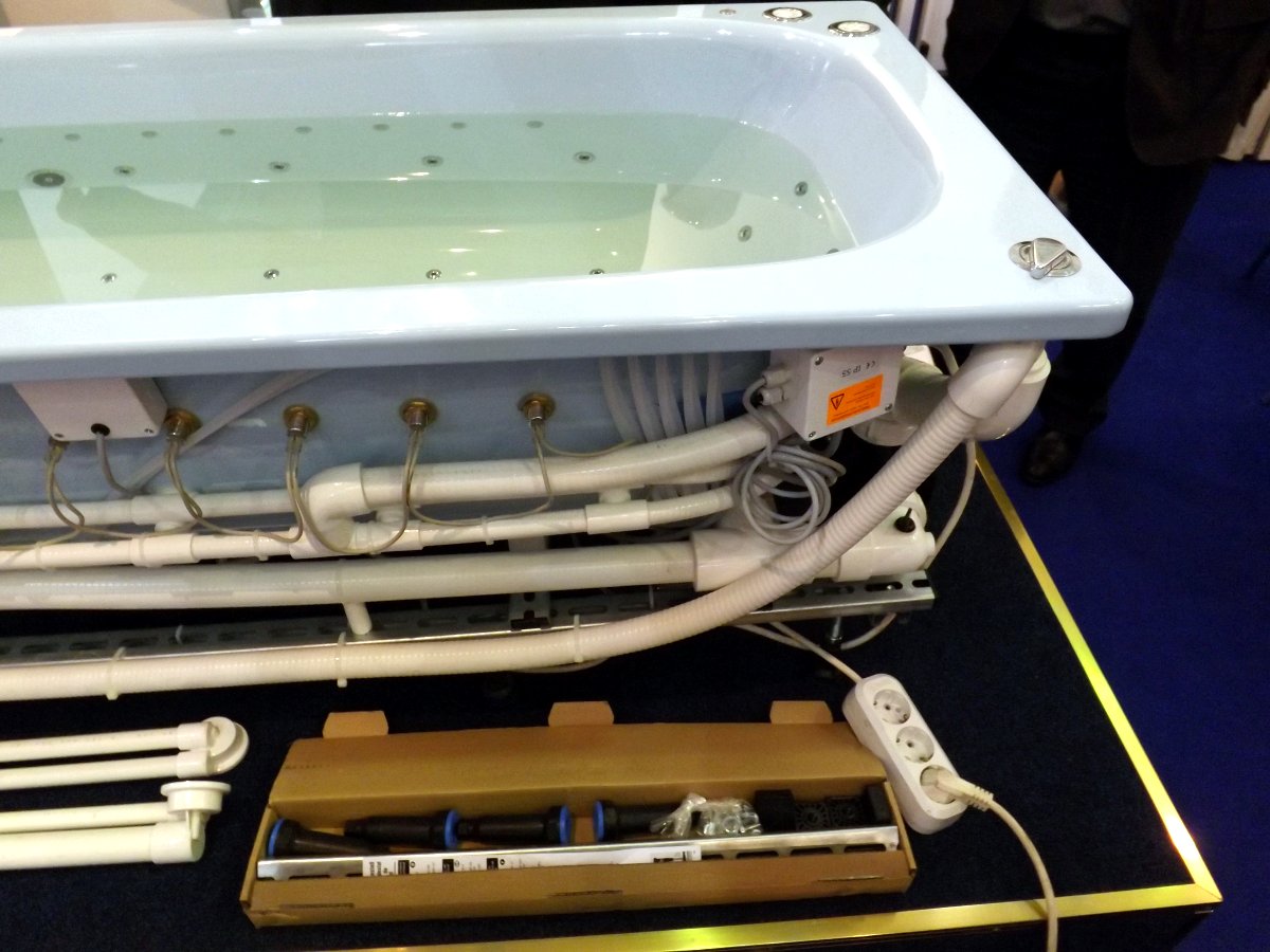 Ванна c гидромассажным оборудованием от Koller на выставке MosBuild 2013