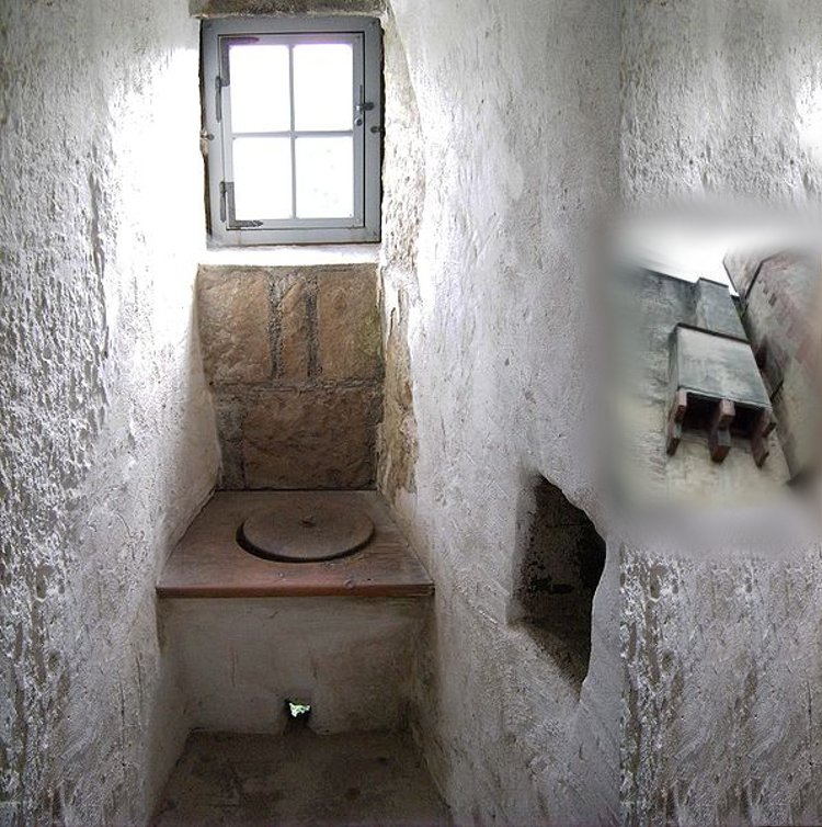 Туалет в одном из замков Великобритании и вид этого помещения с наружной стороны замка