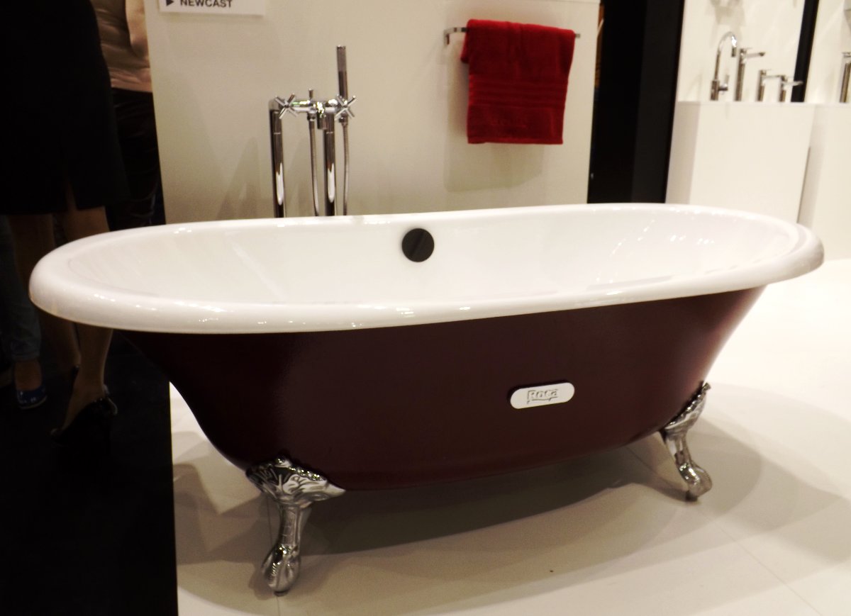 Отдельно стоящая ванна от Roca на выставке MosBuild 2013