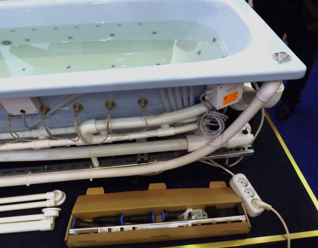 Ванна с оборудованием для гидромассажных процедур на международной строительной выставке «МосБилд»