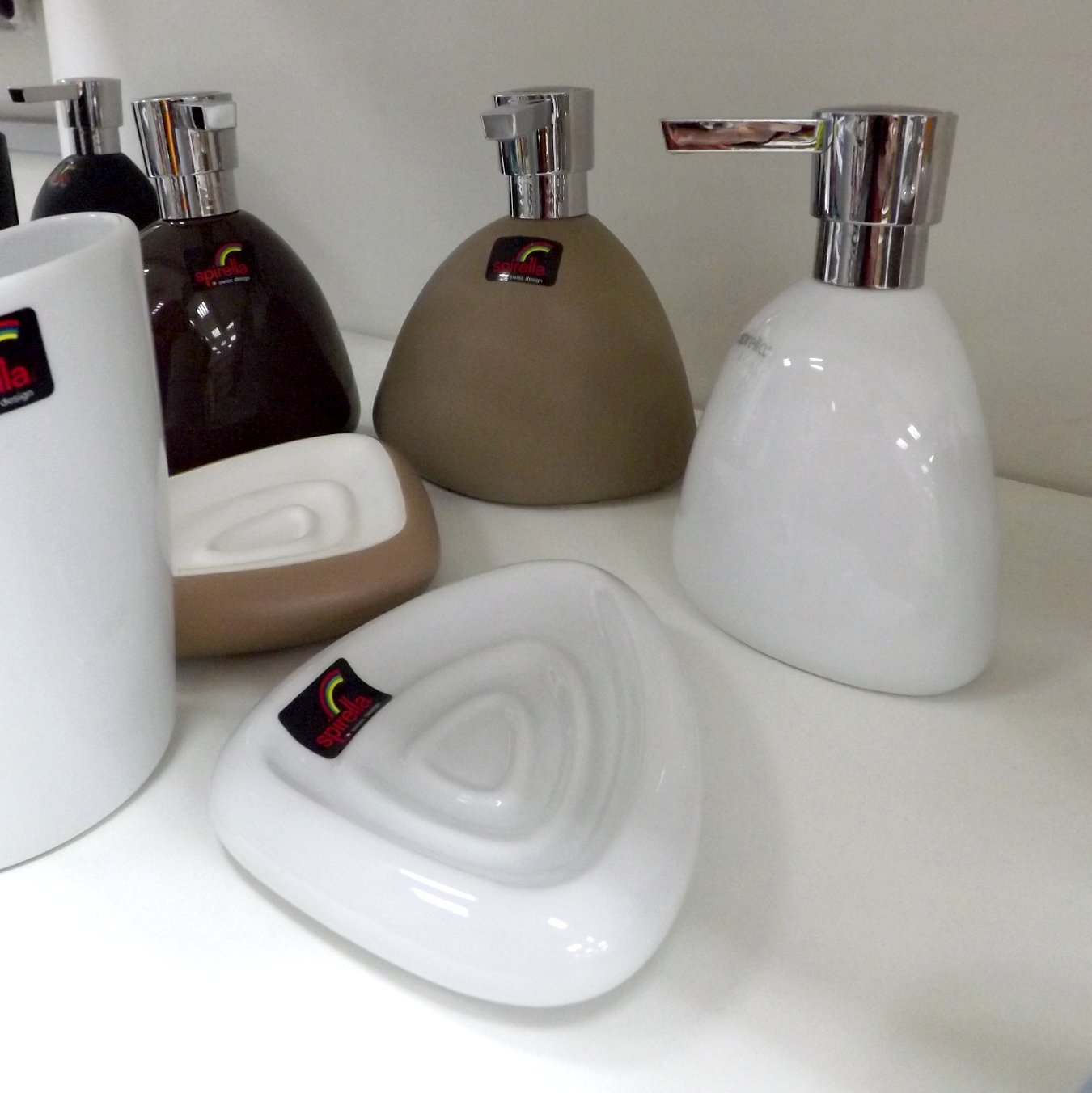 Аксессуары швейцарской фирмы Spirella из ассортимента 2015 года: дозаторы для мыла, мыльницы и стакан для щёток