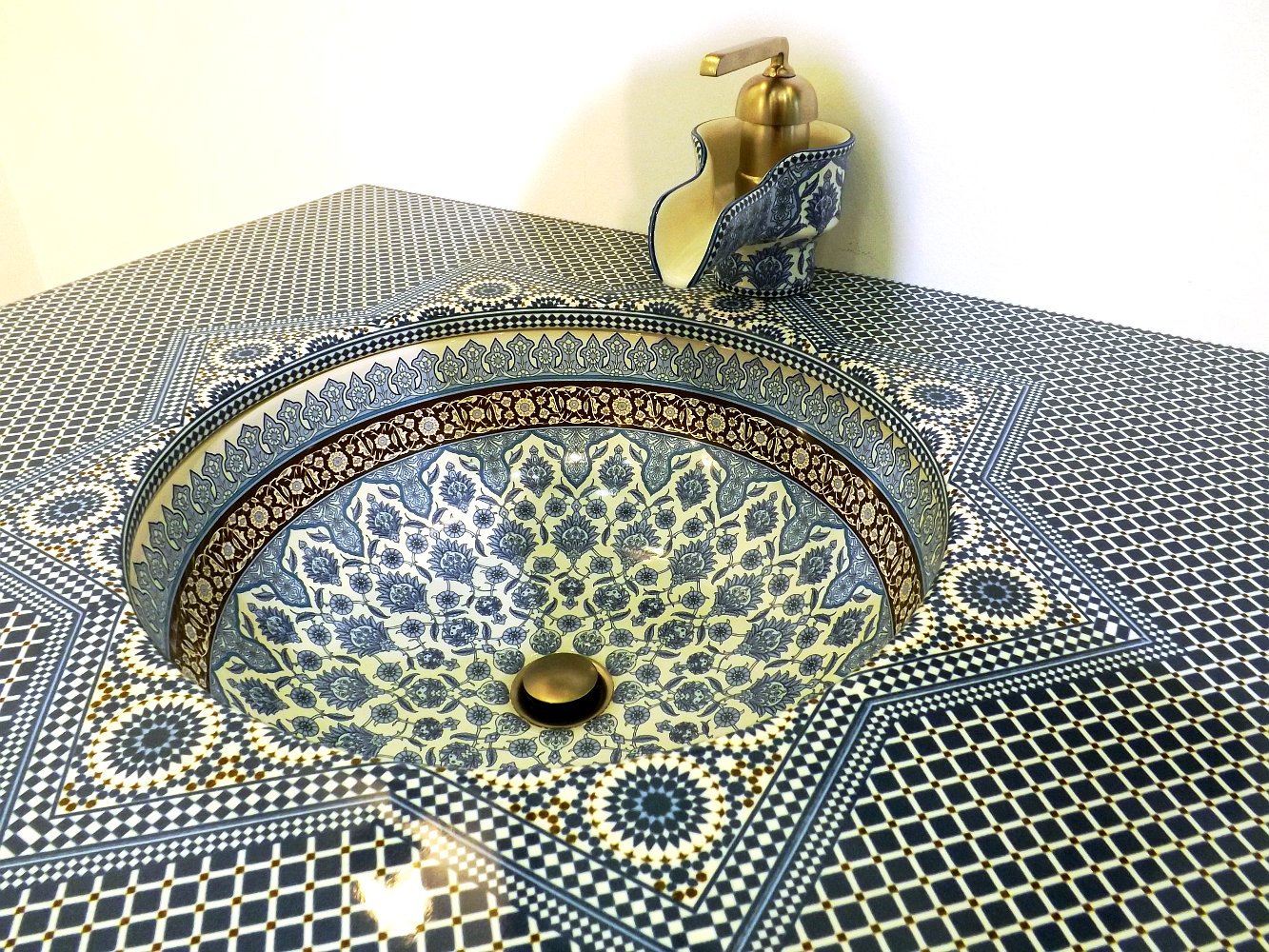 Фрагмент керамической раковины со столешницей и смесителем Marrakesh от Kohler на выставке МосБилд 2014