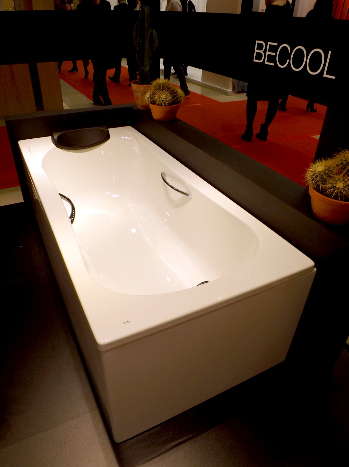 Модные тренды сантехники и аксессуаров для ванной 2016: ванна с подушкой и поручнями на экспозиции от Roca во время выставки MosBuild