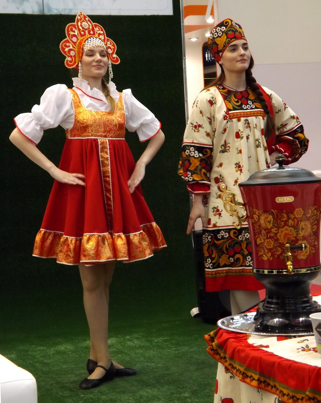 Танцующие для привлечения внимания к экспозиции девушки на выставке MosBuild 2017 в Москве
