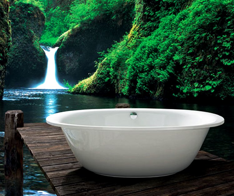 Белая стальная эмалированная ванна Kaldewei ELLIPSO на фоне природных образов