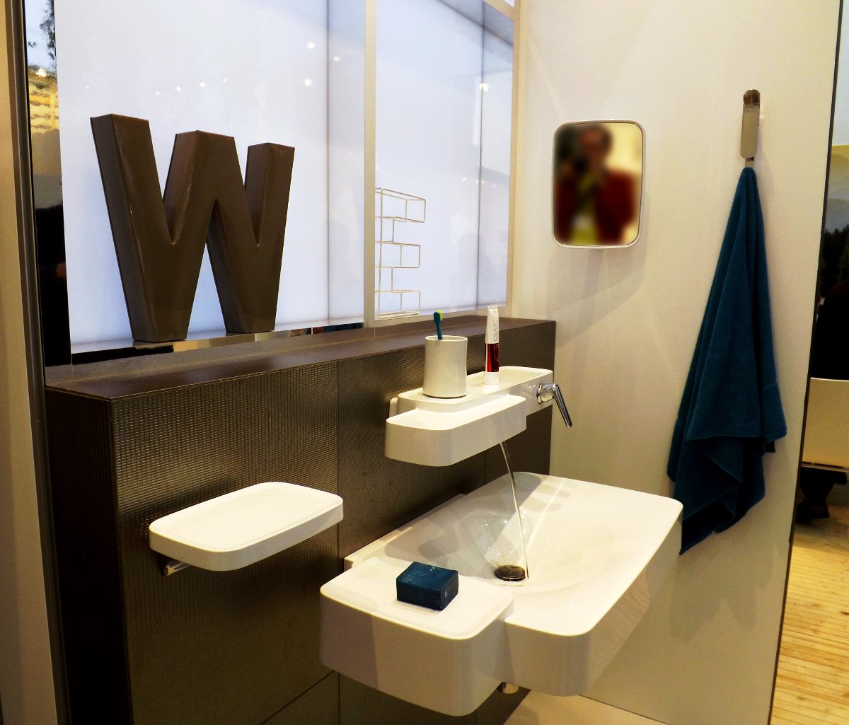 Демонстрация комплекта сантехники для ванной от Hansgrohe на выставке МосБилд-2013