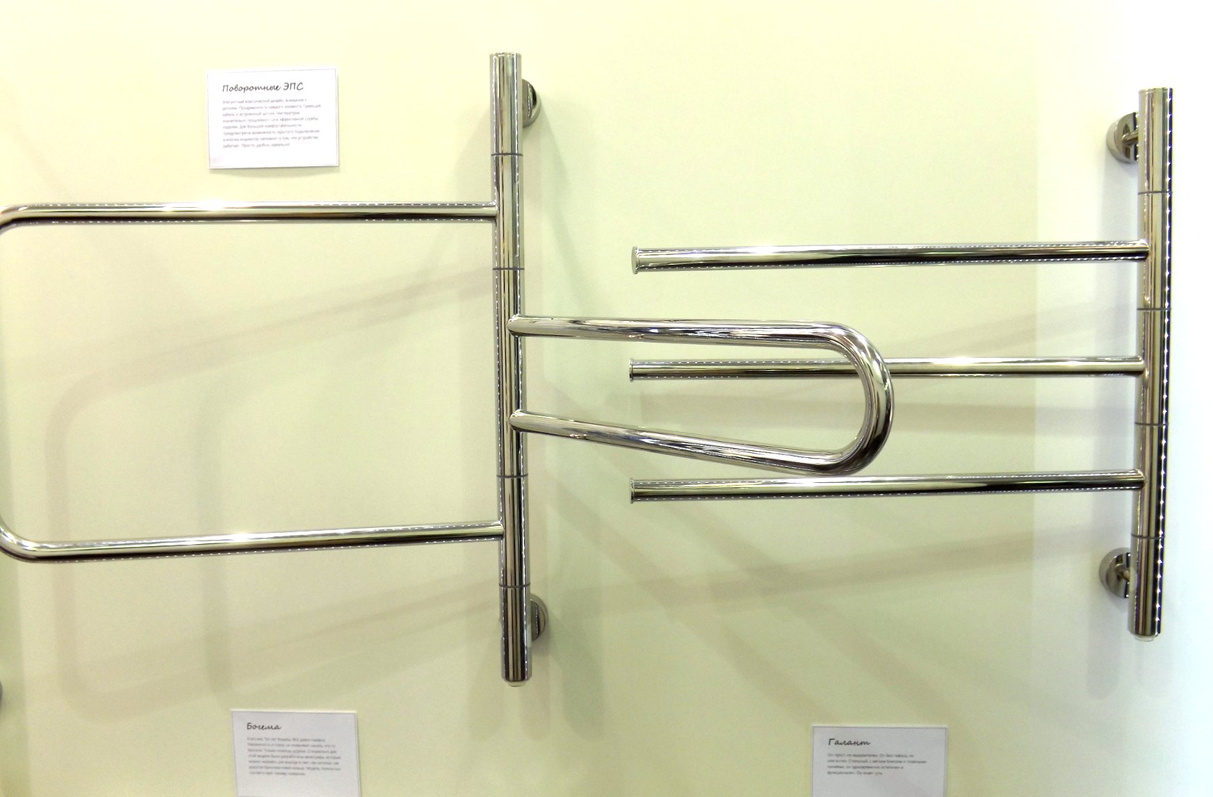 Поворотные электрические полотенцесушители «Компакт» и «Триада» (слева направо) от «Сунержа» на международной строительной выставке «МосБилд 2016»