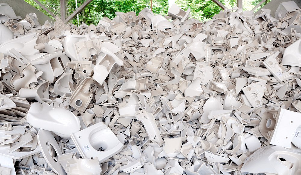Производственные затраты на санитарную керамику - переработанный материал из того же производственного процесса.