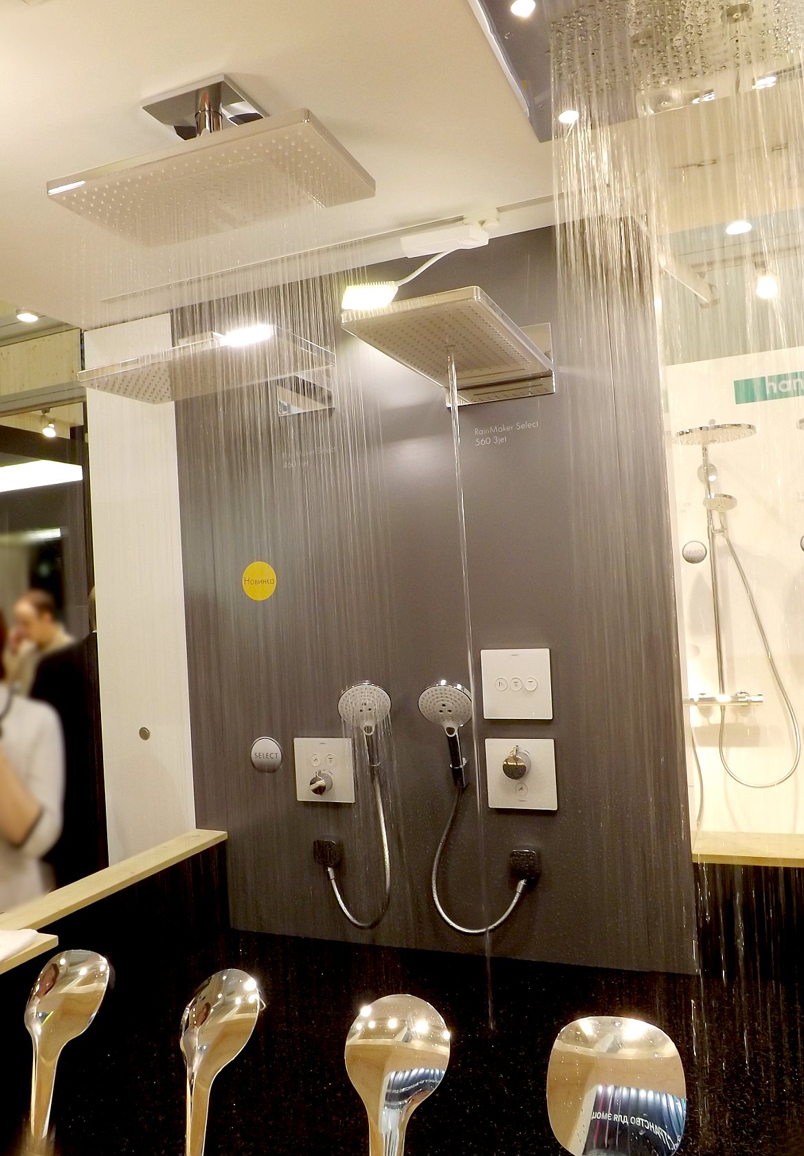Модные тренды сантехники и аксессуаров для ванной 2016: душевые лейки на экспозиции от Hansgrohe во время выставки MosBuild