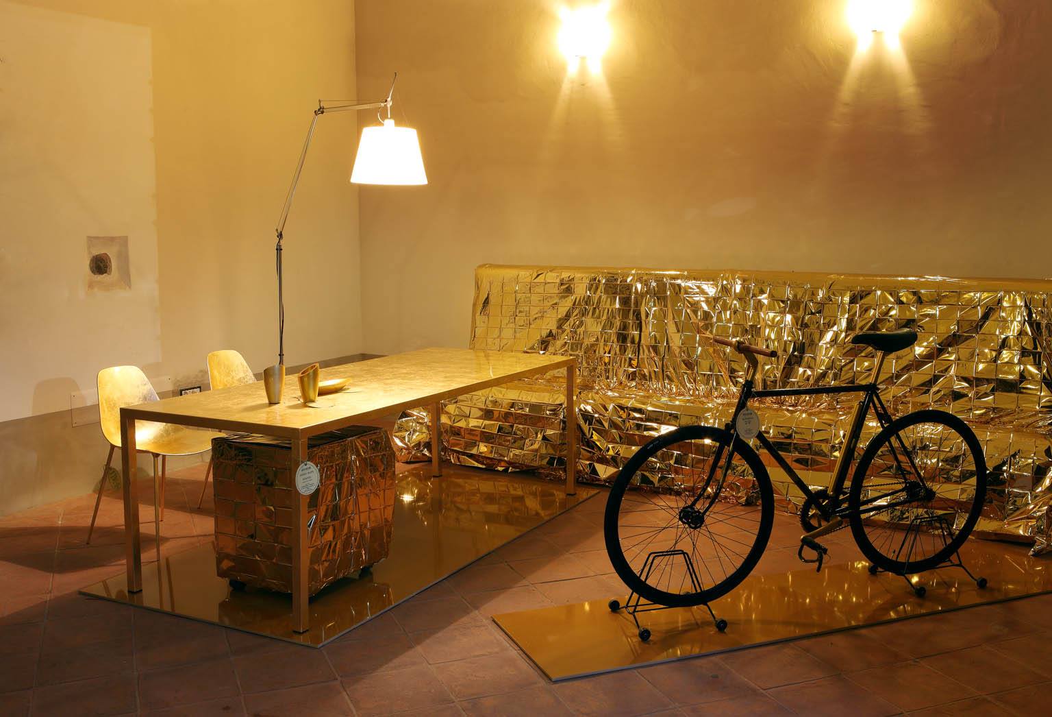 Письменный стол, диван и другие элементы золотого интерьера