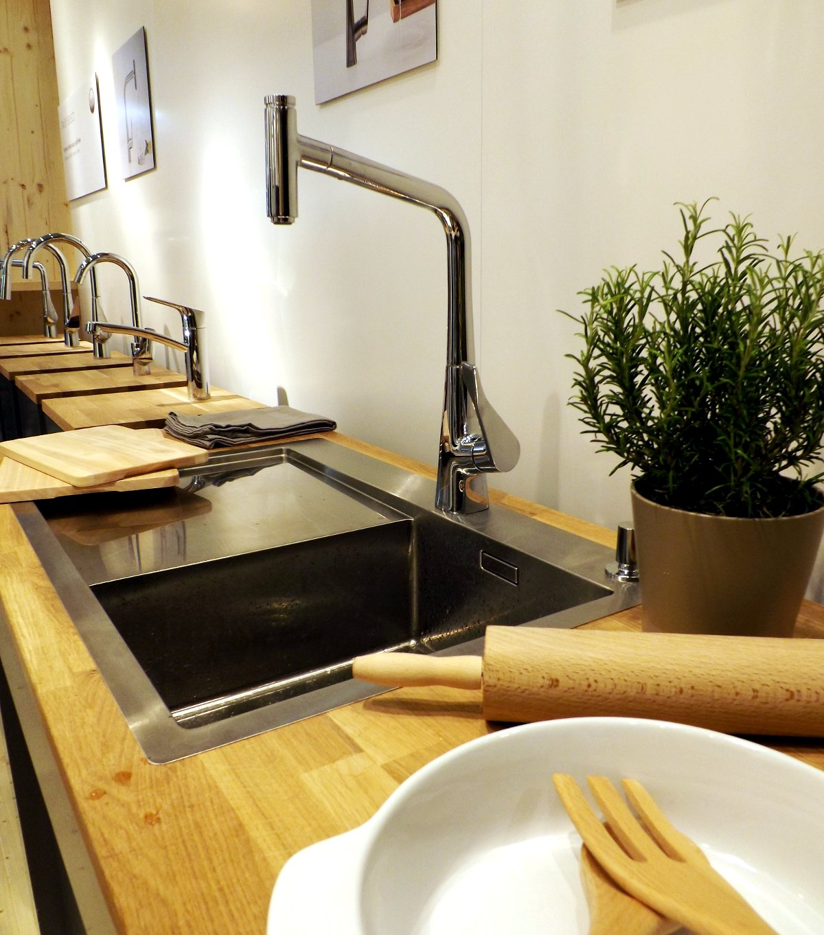 Кухонный смеситель из коллекции Hansgrohe METRIS на выставке МосБилд-2015