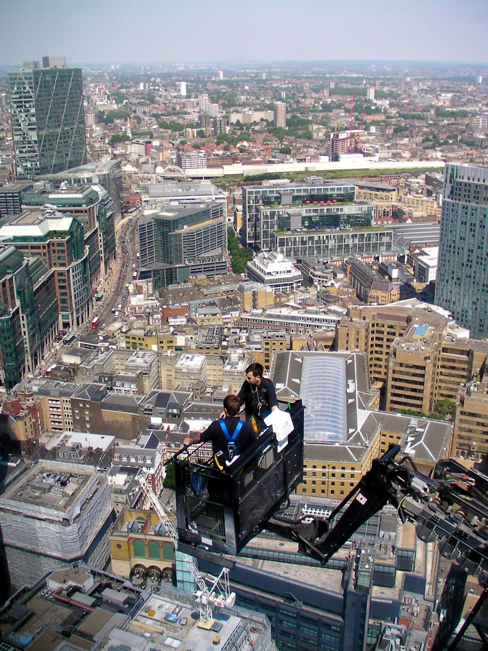 Иллюстрация к интервью с мойщиком поверхности 40-этажного здания в Лондоне. Вид с вершины здания