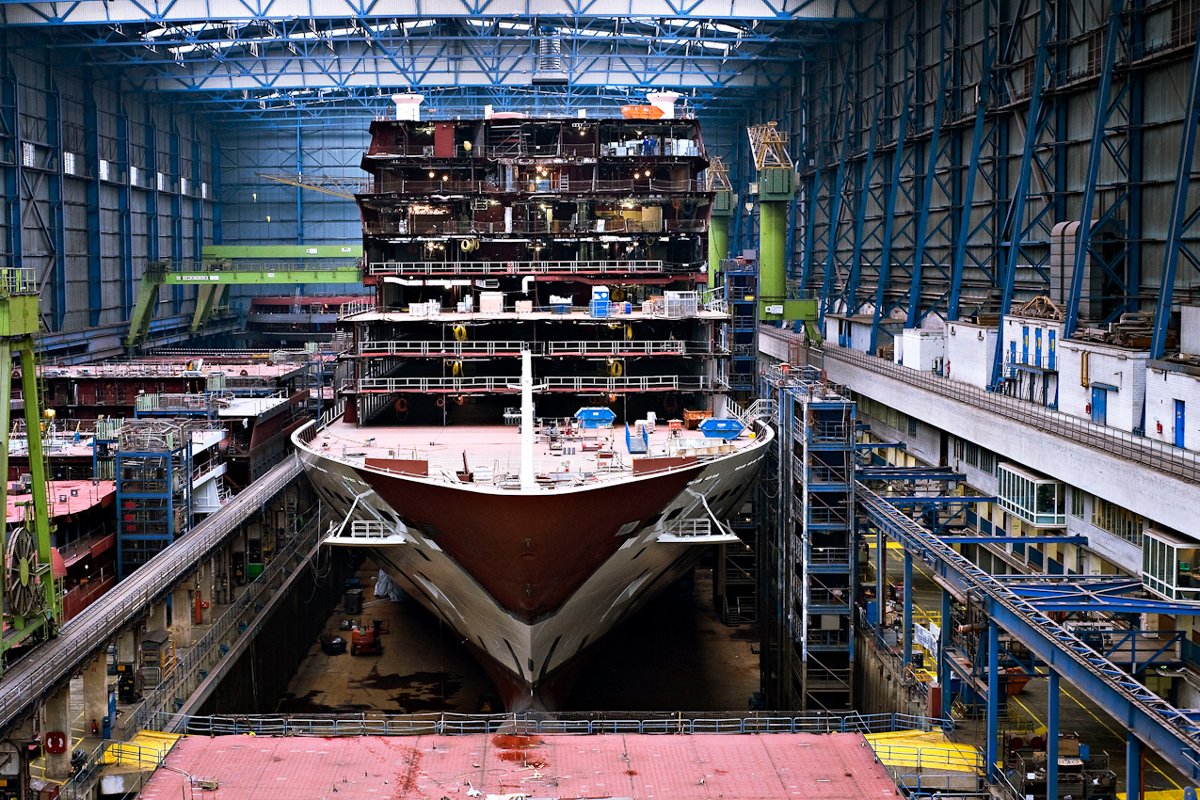 Иллюстрация к статье о сантехнике на океанских круизных лайнерах: строительство лайнера Norwegian Breakaway в доке Meyer Werft