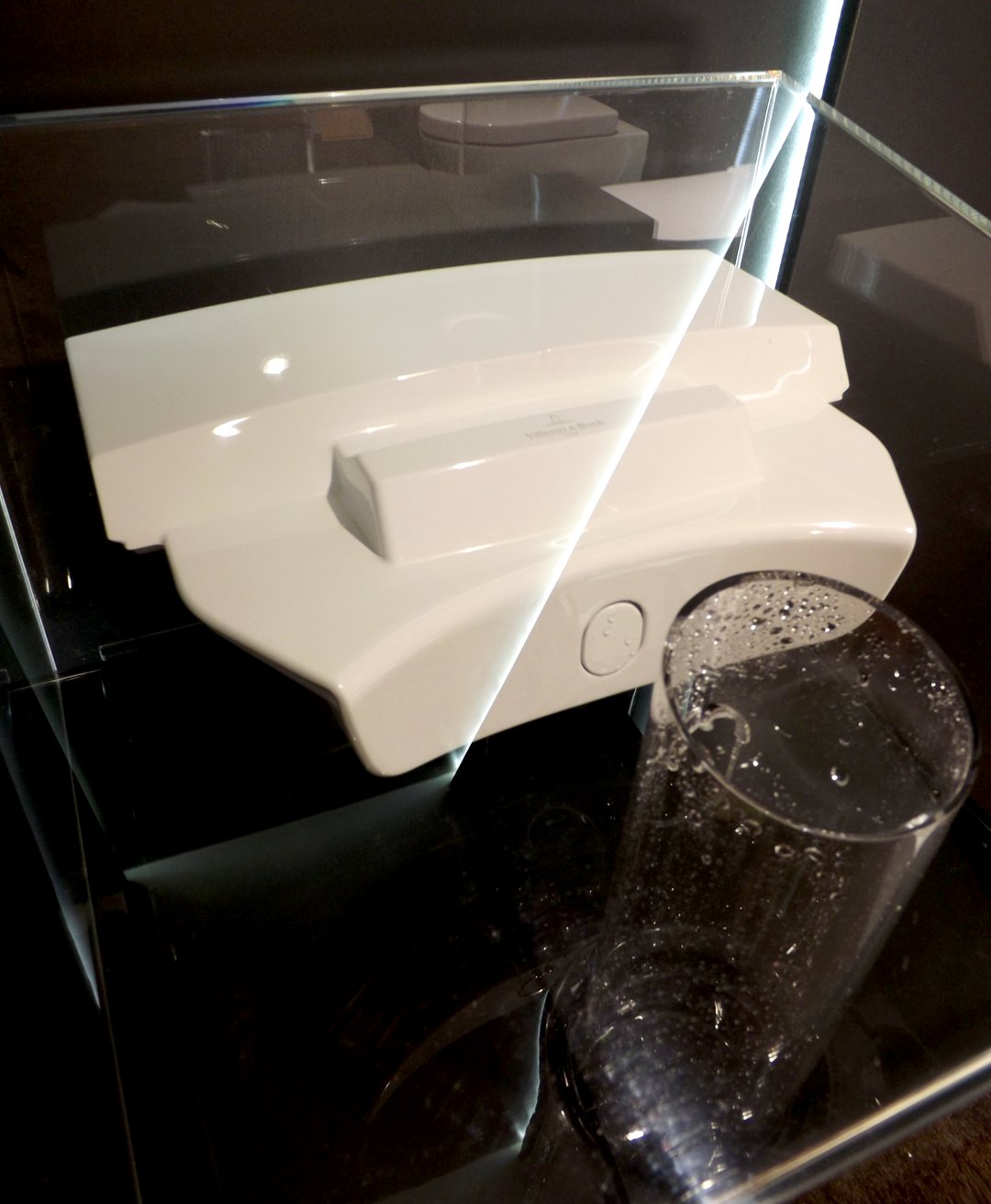 Фрагмент чаши унитаза со встроенным интимным душем, представленный на выставке MosBuild 2017 в Москве