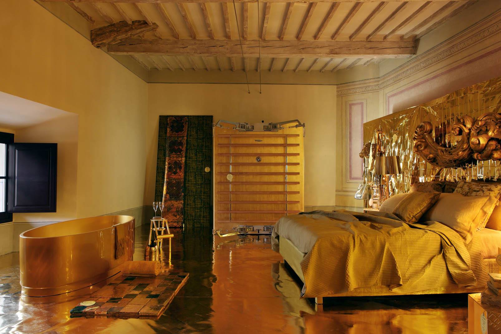 Ванная и спальная комнаты, совмещённые в золотом интерьере
