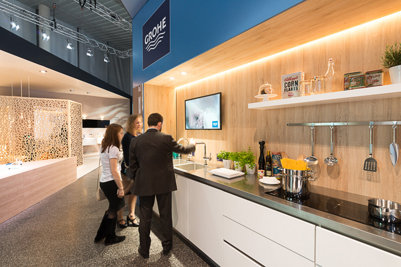 Композиция из сантехники и мебели для кухни на выставочном стенде Grohe во время выставки ISH 2015