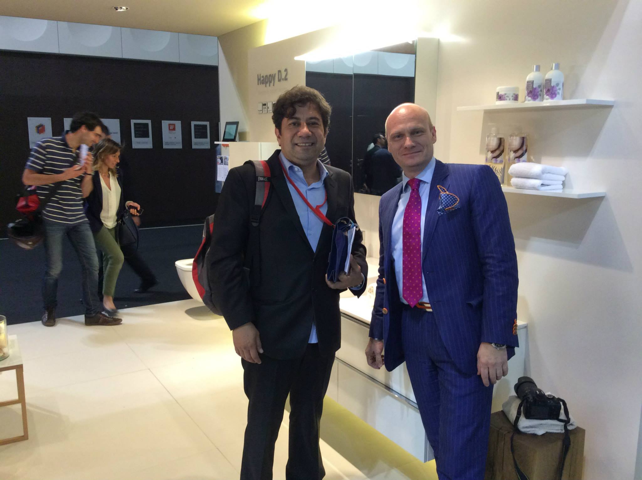 Майкл Зигер (справа) из дизайн-бюро sieger design беседует на выставочном стенде Duravit 2014 в Милане о своих проектах Happy D, X-Large, 2nd floor и т.п.