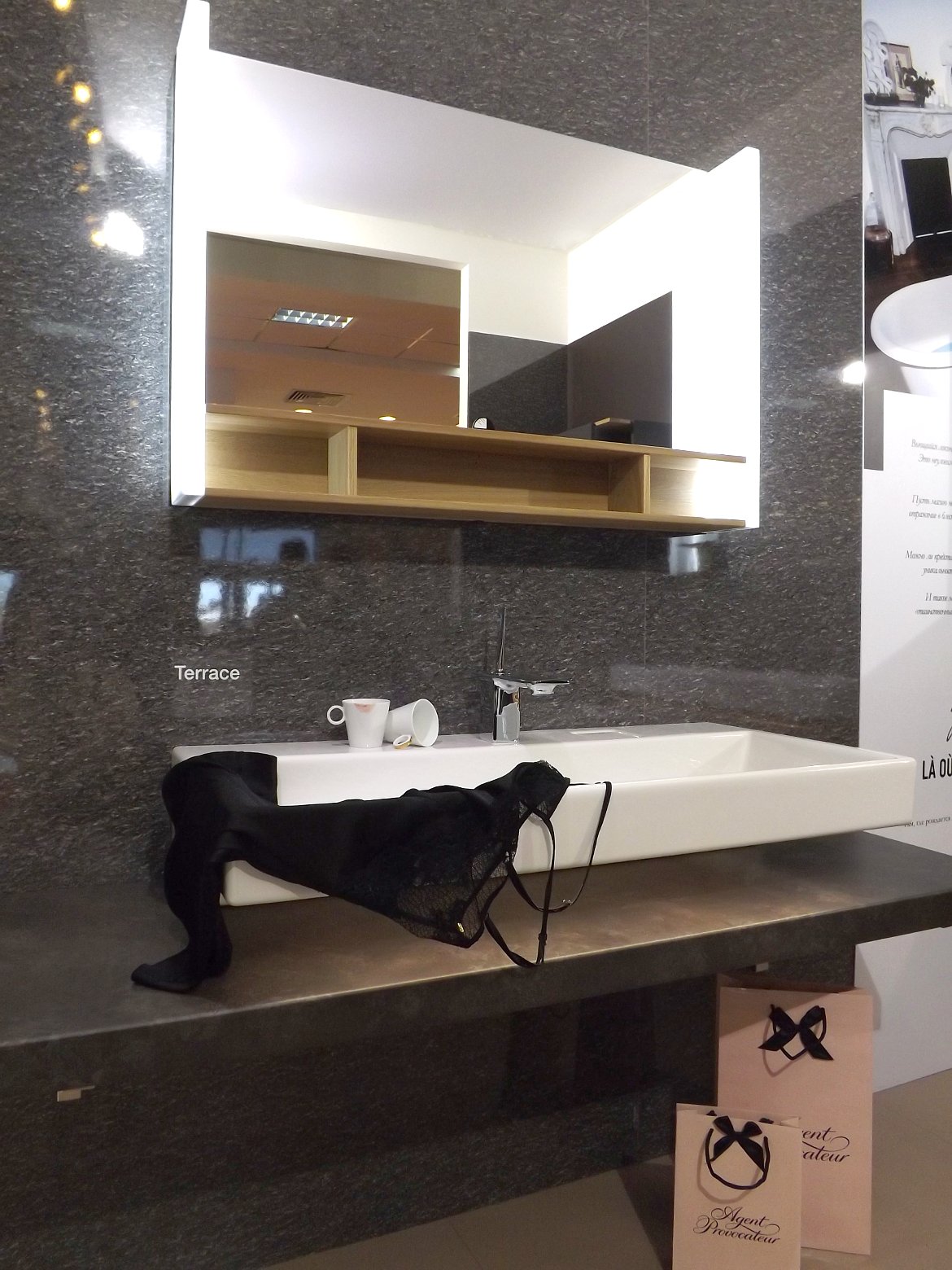 Модные тренды сантехники и аксессуаров для ванной 2016: умывальник с зеркалом и полочками на экспозиции от Jacob Delafon во время выставки MosBuild