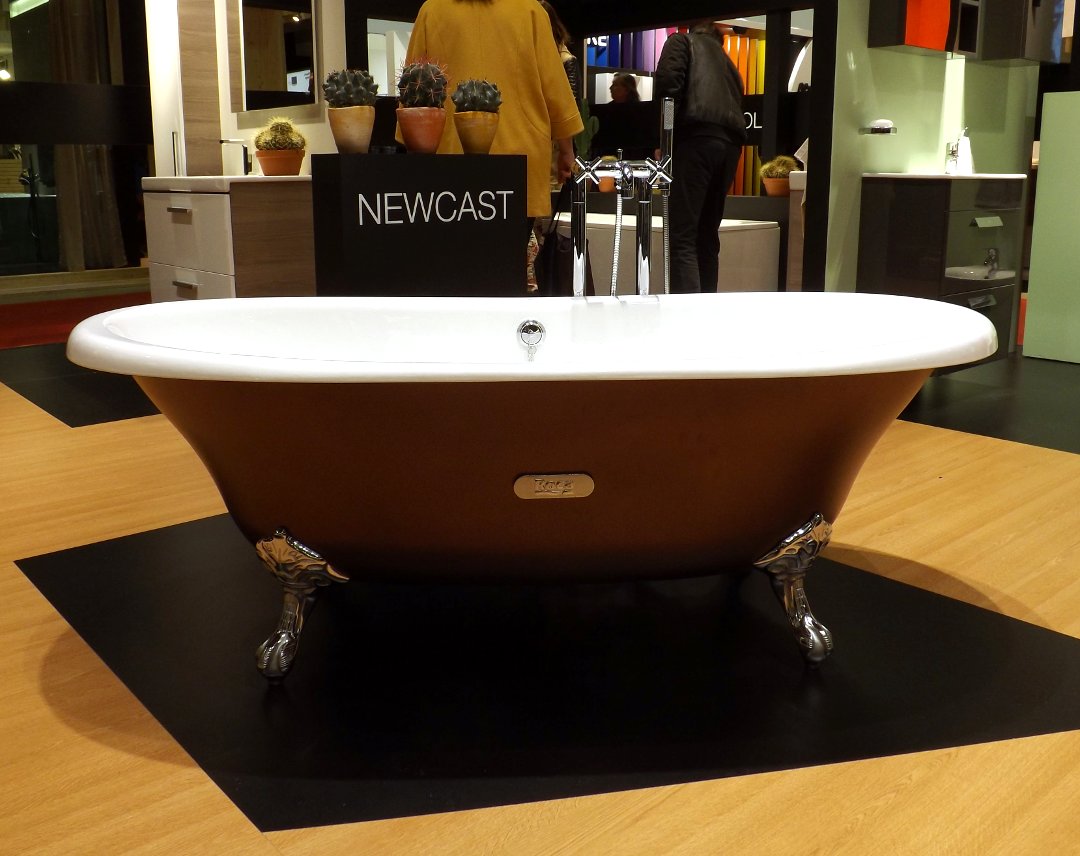 Отдельно стоящая ванна с декоративным оформлением внешней поверхности на международной строительной выставке «МосБилд»