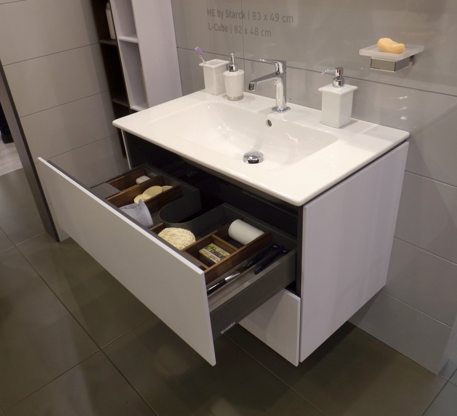 Мебель для ванной и зеркало L-Cube с раковиной ME by Starck от Duravit на выставке МосБилд 2015. Вид Б