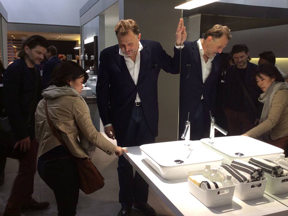 Мартин Бергман (справа) и Гернот Боман из дизайн-бюро EOOS design общаются на выставочном стенде Duravit 2014 в Милане о своих проектах - Inipi B, Delos и т.п.