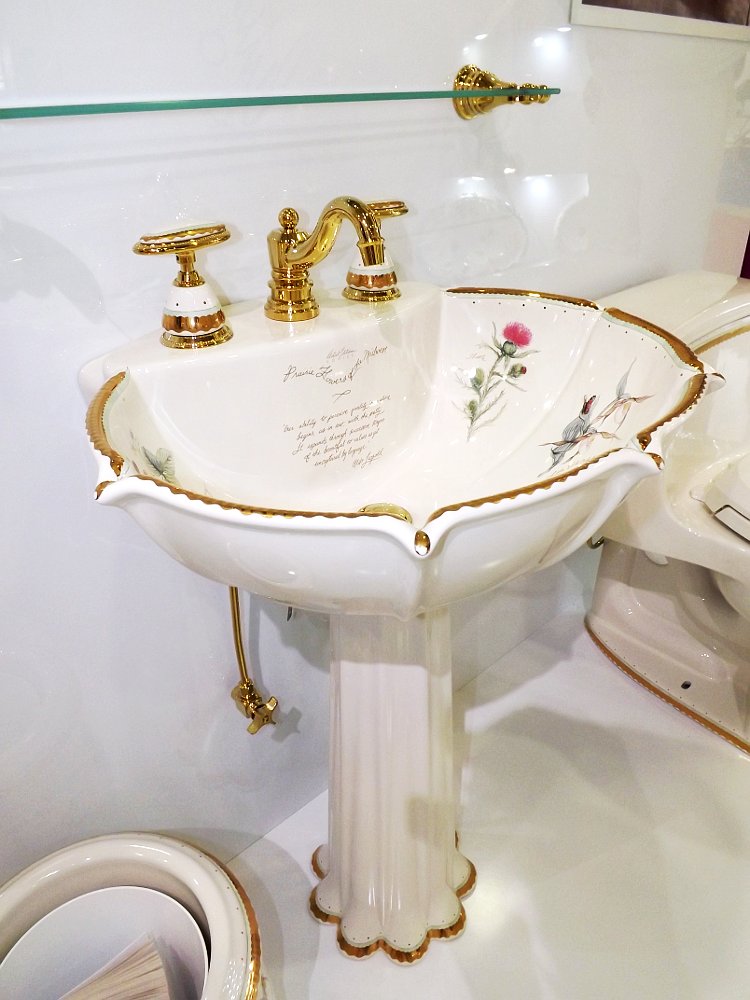 Керамическая раковина со смесителем и пьедесталом Prairie Flowers от Kohler на выставке МосБилд 2014