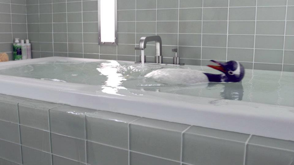 Кадр из трейлера фильма 'Пингвины мистера Поппера' с ванной Duravit