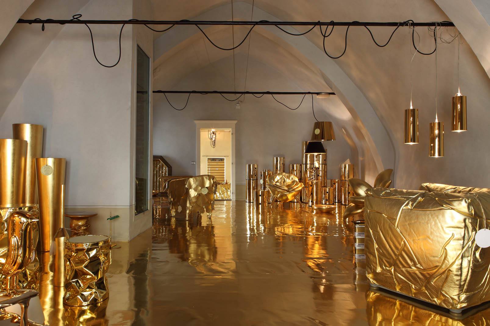 Светильники, кресла и другие элементы золотого интерьера