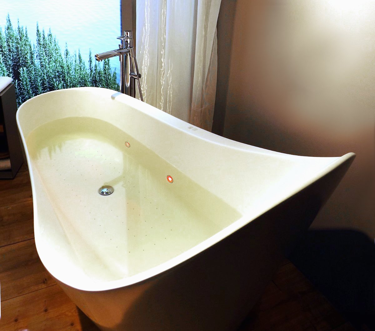 Отдельно стоящая ванна от Laufen на выставке MosBuild 2014