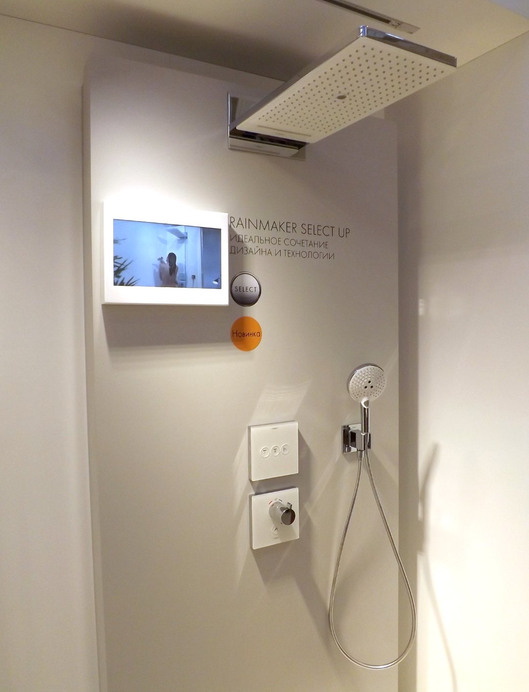 Современная душевая система от Hansgrohe со встроенным типом смесителя, представленная на одной из выставок MosBuild