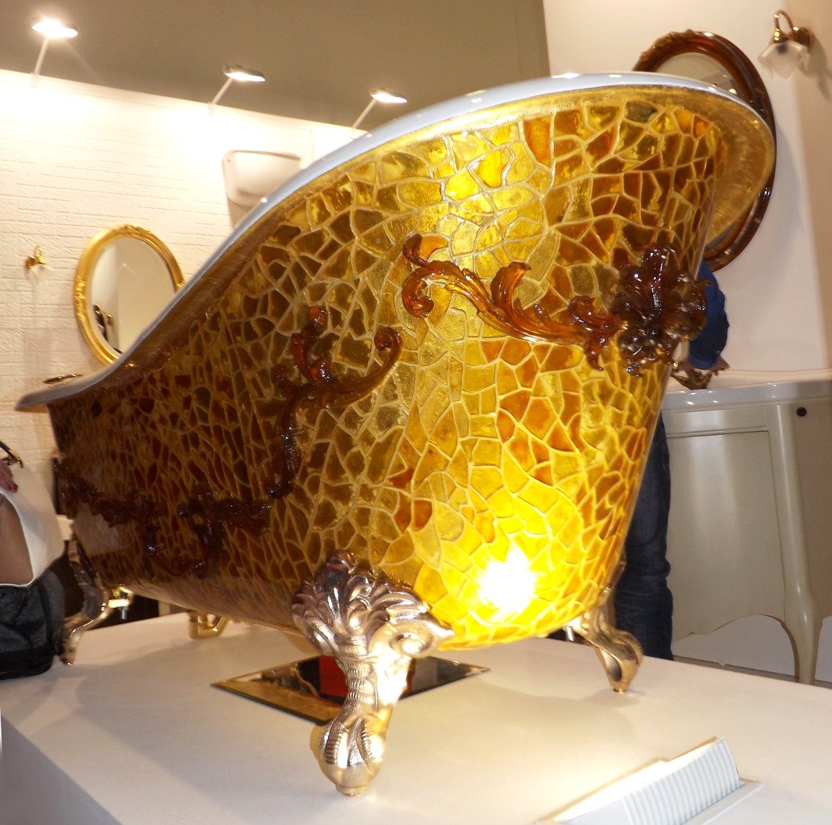 Отдельно стоящая ванна с декором на выставке MosBuild 2014