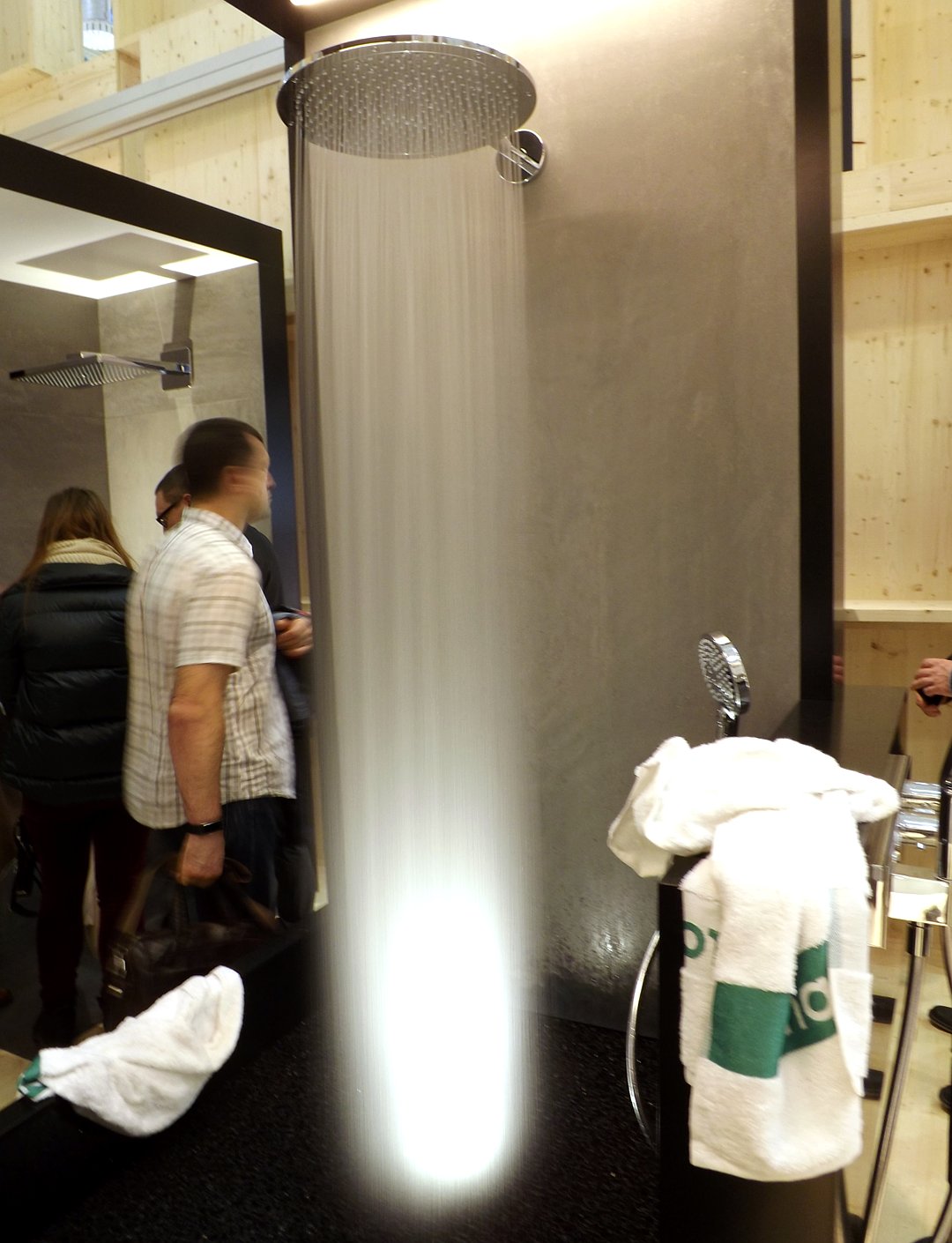 Верхний душ с лейкой большого диаметра от Hansgrohe, представленный на выставке MosBuild 2017 в Москве