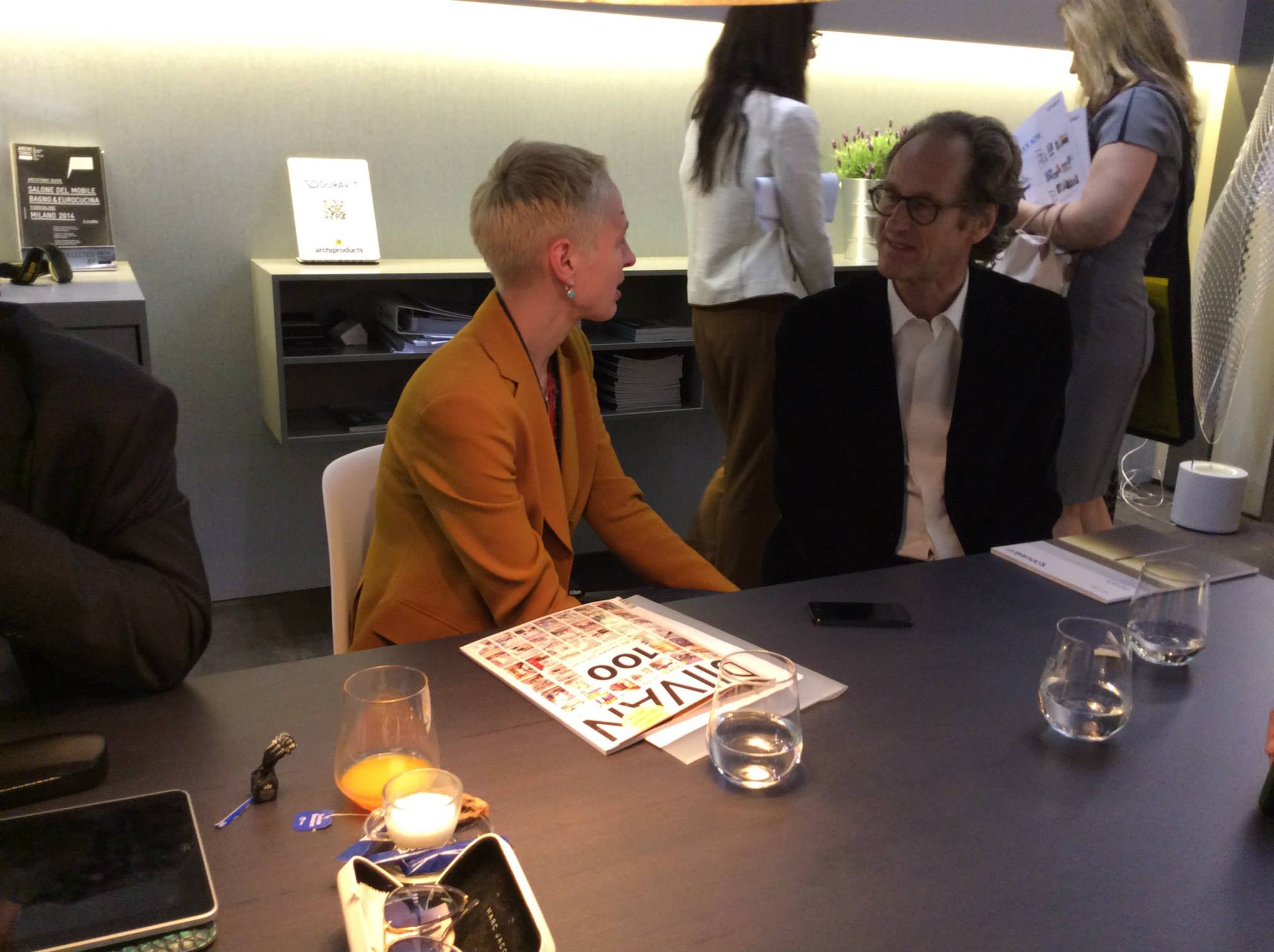 Маттео Тун (справа) беседует на выставочном стенде Duravit 2014 в Милане о своём проекте DuraStyle и т.п.